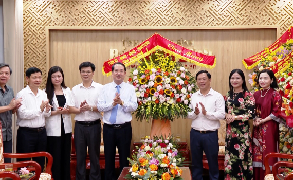 Đồng ch&iacute; Mai Văn Tuất thăm, ch&uacute;c mừng nh&acirc;n kỷ niệm 99 năm ng&agrave;y B&aacute;o ch&iacute; C&aacute;ch mạng Việt Nam
