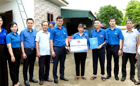 B&iacute; thư thứ nhất Trung ương Đo&agrave;n thăm, động vi&ecirc;n lực lượng thanh ni&ecirc;n t&igrave;nh nguyện tại dự &aacute;n đường d&acirc;y 500kV mạch 3