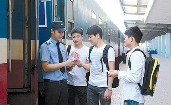 Đường sắt giảm gi&aacute; v&eacute; cho học sinh đi thi, nhập học