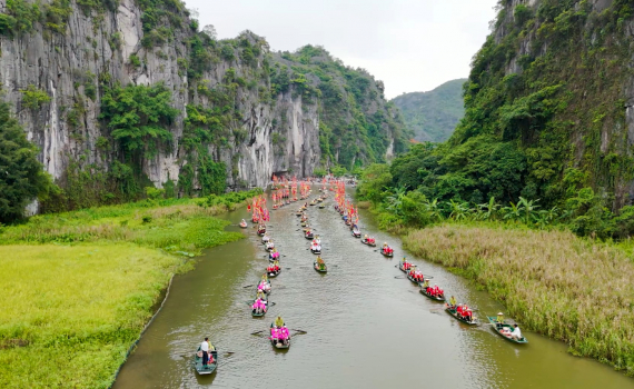 Độc đ&aacute;o lễ rước sản vật v&ugrave;ng, miền trong Tuần Du lịch Ninh B&igrave;nh