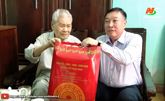 Th&agrave;nh phố Ninh B&igrave;nh thăm, tặng qu&agrave; gia đ&igrave;nh ch&iacute;nh s&aacute;ch
