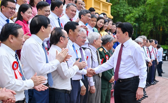 Chủ tịch nước Lương Cường gặp mặt, tuy&ecirc;n dương c&aacute;c nh&agrave; b&aacute;o, người l&agrave;m b&aacute;o ti&ecirc;u biểu