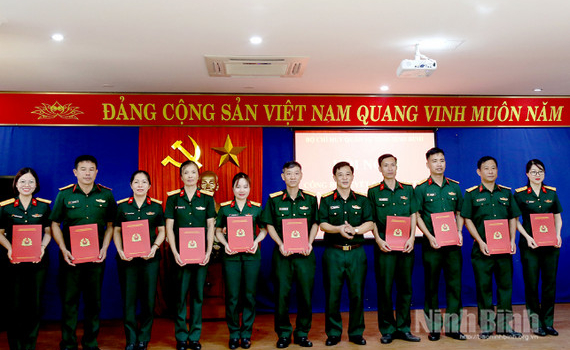 C&ocirc;ng bố quyết định giải thể Ban Chỉ huy Qu&acirc;n sự th&agrave;nh phố Hoa Lư