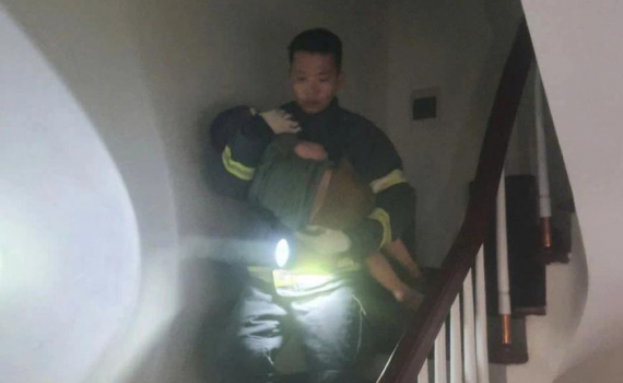 H&agrave; Nội: Đưa 7 người d&acirc;n mắc kẹt trong đ&aacute;m ch&aacute;y lớn ra ngo&agrave;i an to&agrave;n