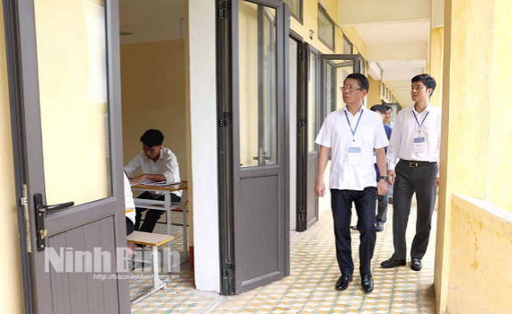 Đồng ch&iacute; Ph&oacute; Chủ tịch Thường trực UBND tỉnh kiểm tra c&ocirc;ng t&aacute;c coi thi Kỳ thi tốt nghiệp THPT năm 2025