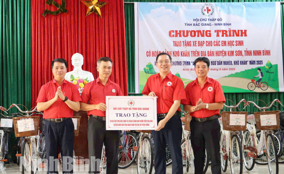 Trao tặng xe đạp cho học sinh c&oacute; ho&agrave;n cảnh kh&oacute; khăn ở huyện Kim Sơn