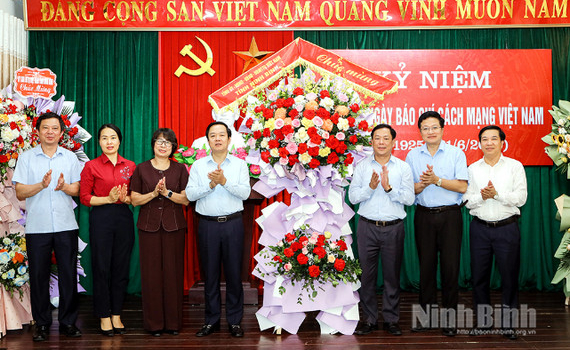 Đồng ch&iacute; Chủ tịch UBND tỉnh ch&uacute;c mừng B&aacute;o v&agrave; Đ&agrave;i Ph&aacute;t thanh-Truyền h&igrave;nh Ninh B&igrave;nh nh&acirc;n kỷ niệm 100 năm Ng&agrave;y B&aacute;o ch&iacute; C&aacute;ch mạng Việt Nam