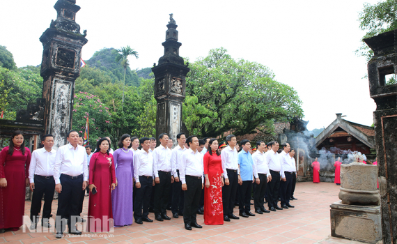 Đo&agrave;n đại biểu l&atilde;nh đạo tỉnh Ninh B&igrave;nh, H&agrave; Nam, Nam Định d&acirc;ng hương nh&acirc;n dịp tổ chức Lễ c&ocirc;ng bố Nghị quyết, Quyết định của Trung ương, địa phương về sắp xếp đơn vị h&agrave;nh ch&iacute;nh