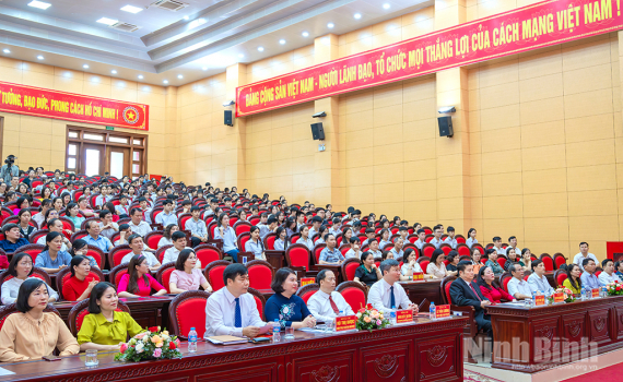 Gia Viễn: Tuy&ecirc;n dương, khen thưởng th&agrave;nh t&iacute;ch học sinh giỏi năm học 2024-2025