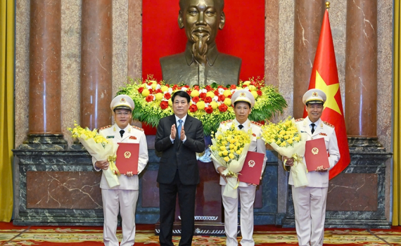 Chủ tịch nước Lương Cường trao Quyết định thăng cấp bậc h&agrave;m Thượng tướng đối với 3 đồng ch&iacute; Thứ trưởng Bộ C&ocirc;ng an