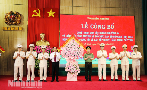 C&ocirc;ng an tỉnh c&ocirc;ng bố c&aacute;c quyết định về tổ chức bộ m&aacute;y v&agrave; c&ocirc;ng t&aacute;c c&aacute;n bộ