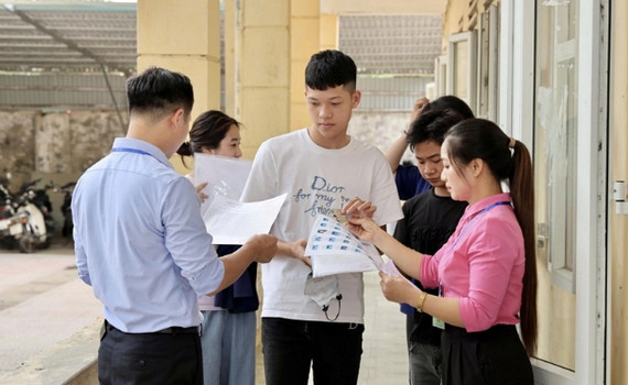 Th&iacute; sinh cả nước bước v&agrave;o ng&agrave;y thi đầu ti&ecirc;n của Kỳ thi tốt nghiệp THPT 2026
