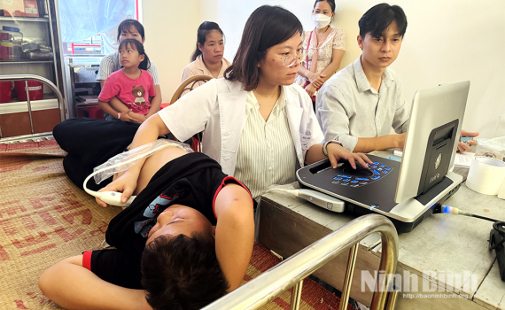 Hơn 500 trẻ em c&aacute;c x&atilde;: C&uacute;c Phương, Thanh Sơn, Ph&uacute; Long được kh&aacute;m, s&agrave;ng lọc bệnh l&yacute; tim mạch miễn ph&iacute;