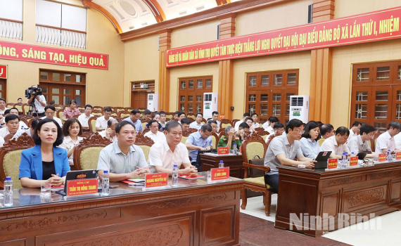 Đo&agrave;n c&ocirc;ng t&aacute;c của Ban Thường vụ Tỉnh ủy l&agrave;m việc với Thường trực Đảng ủy c&aacute;c x&atilde; thuộc nh&oacute;m 6