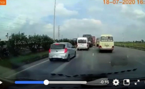 Cảnh s&aacute;t giao th&ocirc;ng được d&ugrave;ng video tr&ecirc;n facebook để xử l&yacute; vi phạm