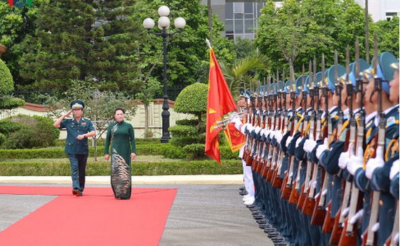 Chủ tịch Quốc hội thăm, l&agrave;m việc tại Qu&acirc;n chủng Ph&ograve;ng kh&ocirc;ng - Kh&ocirc;ng qu&acirc;n