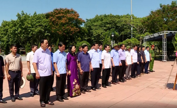 Đo&agrave;n đại biểu tỉnh Ninh B&igrave;nh tri &acirc;n c&aacute;c Anh h&ugrave;ng Liệt sỹ tại miền Trung