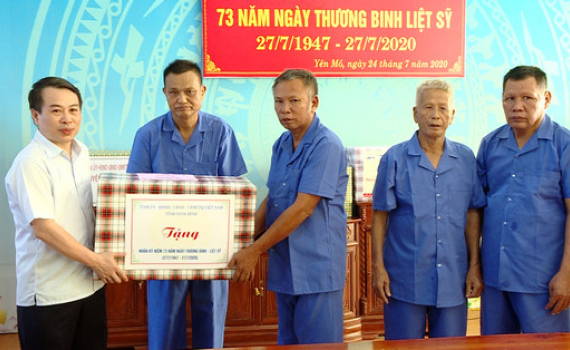 Đồng ch&iacute; B&ugrave;i Ho&agrave;ng H&agrave; thăm, tặng qu&agrave; thương, bệnh binh, gia đ&igrave;nh ch&iacute;nh s&aacute;ch tại huyện Y&ecirc;n M&ocirc;