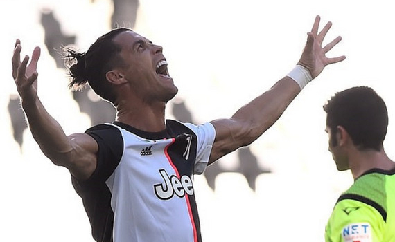 Ghi si&ecirc;u phẩm v&agrave;o lưới Torino, Ronaldo lập kỷ lục v&ocirc; tiền kho&aacute;ng hậu