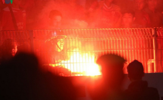 H&agrave; Nội FC kh&ocirc;ng bị treo s&acirc;n sau sự cố ph&aacute;o s&aacute;ng ở trận gặp Hải Ph&ograve;ng