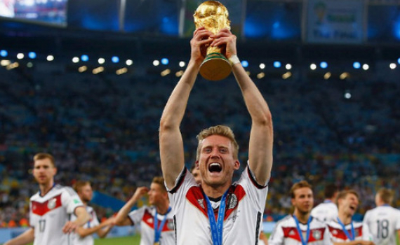 Nh&agrave; v&ocirc; địch World Cup 2014 giải nghệ ở tuổi 29
