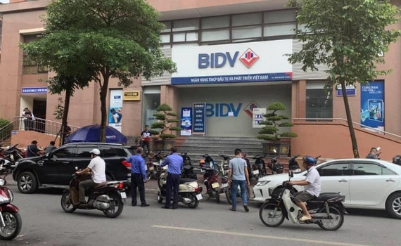 Nh&oacute;m cướp nổ s&uacute;ng v&agrave; cướp số tiền lớn tại ng&acirc;n h&agrave;ng BIDV ở H&agrave; Nội