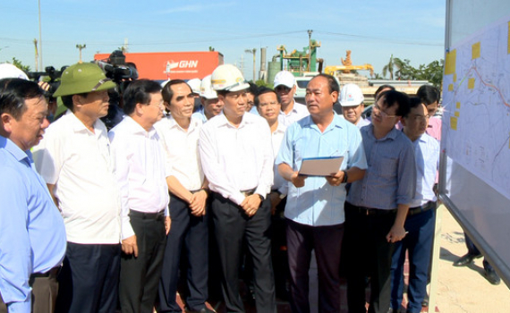 Ph&oacute; Thủ tướng Ch&iacute;nh phủ kiểm tra t&igrave;nh h&igrave;nh thực hiện c&aacute;c dự &aacute;n đường cao tốc Bắc-Nam ph&iacute;a Đ&ocirc;ng