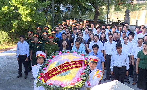 Th&agrave;nh phố Ninh B&igrave;nh d&acirc;ng hương tưởng niệm c&aacute;c Anh h&ugrave;ng Liệt sỹ