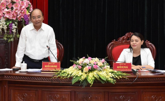 Thủ tướng Ch&iacute;nh phủ Nguyễn Xu&acirc;n Ph&uacute;c l&agrave;m việc tại Ninh B&igrave;nh