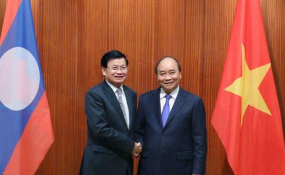 Thủ tướng Nguyễn Xu&acirc;n Ph&uacute;c hội đ&agrave;m với Thủ tướng L&agrave;o Thongloun Sisoulith