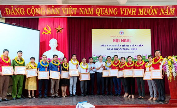 T&ocirc;n vinh điển h&igrave;nh ti&ecirc;n tiến trong c&ocirc;ng t&aacute;c nh&acirc;n đạo từ thiện