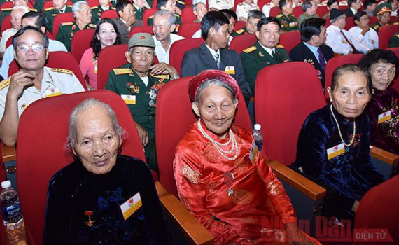 Tri &acirc;n những người mẹ hy sinh thầm lặng cho Tổ quốc