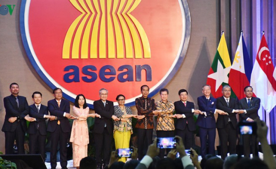 Việt Nam - 25 năm gia nhập v&agrave; n&acirc;ng vị thế c&ugrave;ng ASEAN