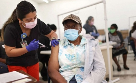 67% người trưởng th&agrave;nh ở Mỹ đ&atilde; được ti&ecirc;m &iacute;t nhất 1 liều vaccine Covid-19