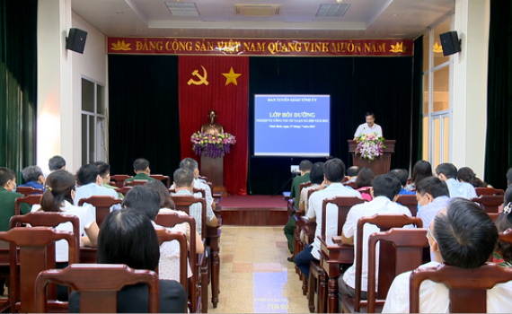 Bồi dưỡng nghiệp vụ c&ocirc;ng t&aacute;c dư luận x&atilde; hội