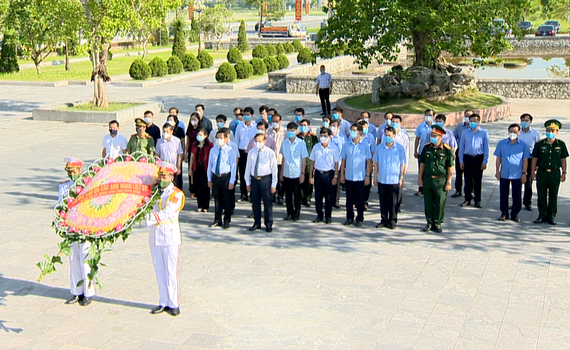 C&aacute;c đồng ch&iacute; l&atilde;nh đạo tỉnh d&acirc;ng hương nh&acirc;n ng&agrave;y Thương binh Liệt sỹ