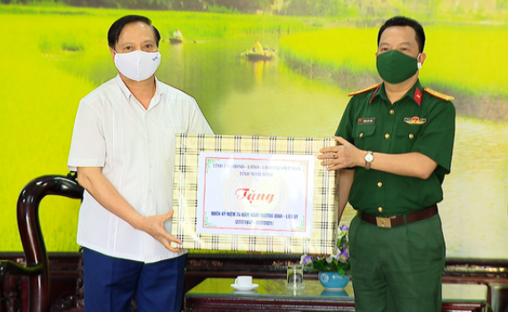 C&aacute;c đồng ch&iacute; l&atilde;nh đạo tỉnh thăm, tặng qu&agrave; nh&acirc;n ng&agrave;y Thương binh Liệt sỹ 27/7