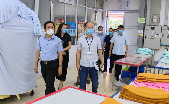 C&aacute;c đồng ch&iacute; l&atilde;nh đạo tỉnh kiểm tra c&ocirc;ng t&aacute;c ph&ograve;ng chống dịch Covid -19