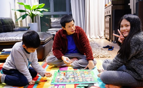 ​Cha mẹ - bạn đồng h&agrave;nh gi&uacute;p con trẻ vượt qua đại dịch