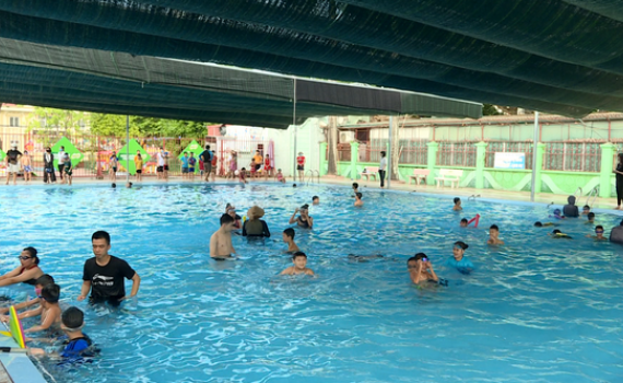 Dạy bơi miễn ph&iacute; cho trẻ em c&oacute; ho&agrave;n cảnh kh&oacute; khăn TP Ninh B&igrave;nh