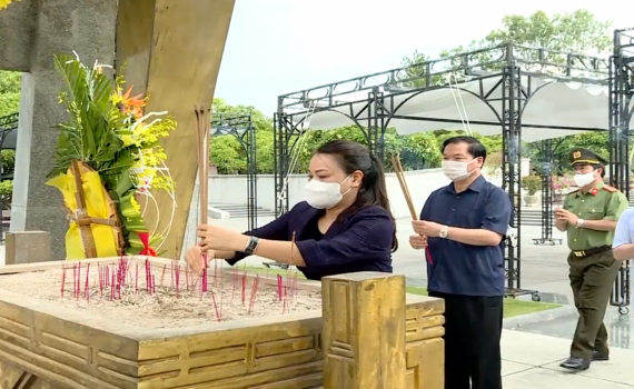 Đo&agrave;n đại biểu tỉnh Ninh B&igrave;nh viếng nghĩa trang liệt sỹ tại Quảng Trị