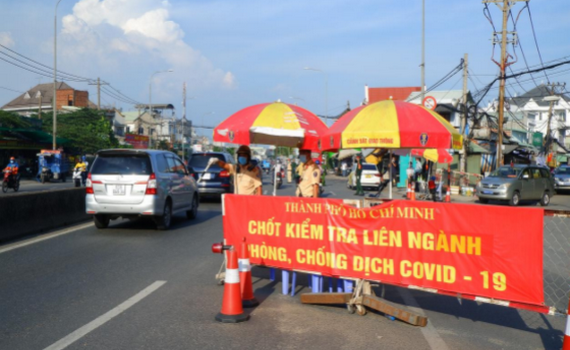 Khẩn trương nghi&ecirc;n cứu phương &aacute;n 'miễn giấy th&ocirc;ng h&agrave;nh' cho xe chở h&agrave;ng thiết yếu
