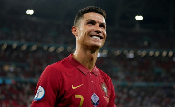 ​Ronaldo gi&agrave;nh Vua ph&aacute; lưới, thủ m&ocirc;n Italia xuất sắc nhất EURO 2020
