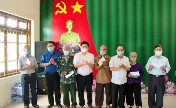 Tặng qu&agrave; cho Cựu Thanh ni&ecirc;n xung phong
