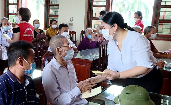 Thăm, tặng qu&agrave; nh&acirc;n kỷ niệm ng&agrave;y thương binh, liệt sỹ 27/7