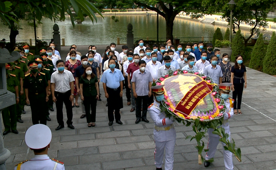 Th&agrave;nh phố Ninh B&igrave;nh đặt v&ograve;ng hoa, d&acirc;ng hương c&aacute;c anh h&ugrave;ng liệt sỹ