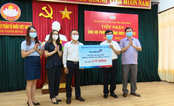 Tiếp nhận tiền ủng hộ Quỹ Ph&ograve;ng chống dịch Covid-19