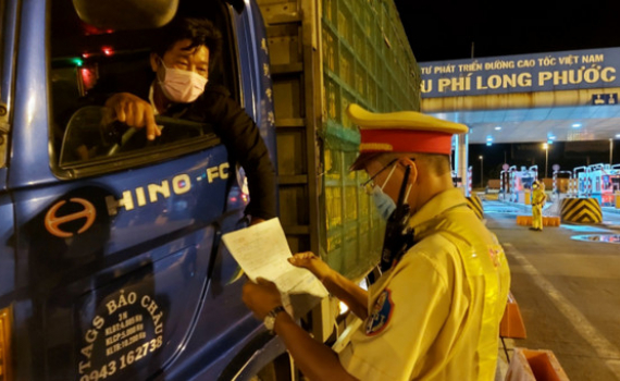 ​​​Tr&aacute;nh cứng nhắc khi kiểm so&aacute;t phương tiện chở h&agrave;ng ho&aacute; ra v&agrave;o v&ugrave;ng dịch 