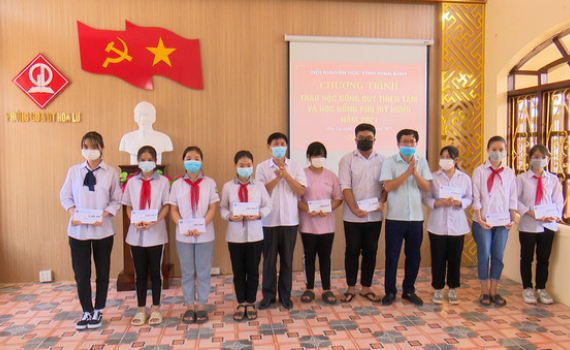 ​​​​Trao học bổng cho học sinh ngh&egrave;o vượt kh&oacute;