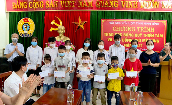 Trao học bổng cho học sinh ngh&egrave;o vượt kh&oacute; vươn l&ecirc;n trong học tập